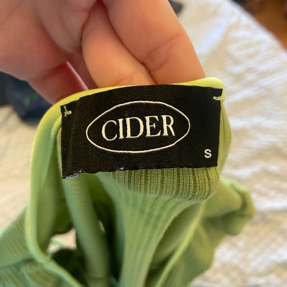 Cider top $10 never worn - Picture 3 of 3